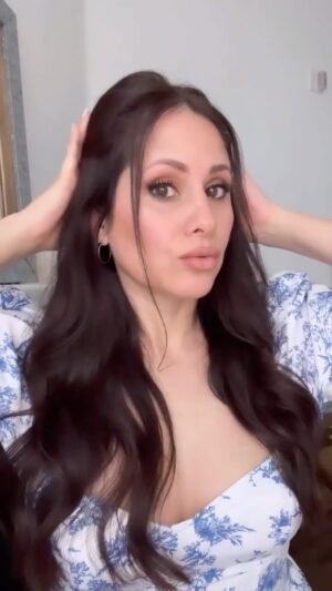 Silvana Arias Instagram - Italian inspired makeup 💙🤌🏼🇮🇹 No eyeshadows needed 😉
.
.
.
#easymakeuptutorial #italianmakeup #summermakeuplooks #vacaymakeup