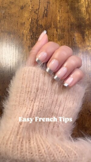 Silvana Arias Instagram - Mega Tip explicado al detalle: En vez de mover la brocha, mueve la uña. Tendrás más control de la línea! 🙌🏼✨💅🏼 #manicurefrancesa #frenchmani #easyfrenchmanicure #easynailart