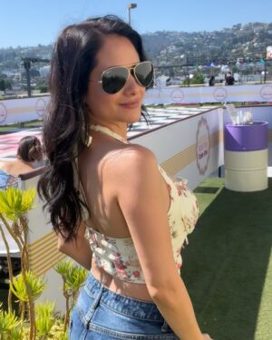 Silvana Arias Instagram - Have a wonderful week 💛🦋🌸