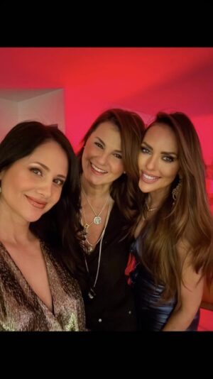 Silvana Arias Instagram - Celebrating the holidays with two of my favorite girls ❤️ 🎄Agradecida por su amistad y de tenerlas en mi vida . Por mas risas y momentos divertidos juntas! 🦋🦋🦋loveuu❣️❣️❣️
