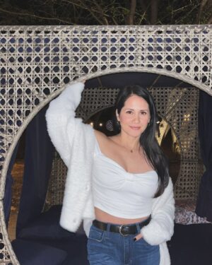 Silvana Arias Instagram - Take a break and show yourself a little love. 🥰 Pause, breathe, and do something that makes your soul happy ✨❤️🦁🪩💃🏻🎬🛍️♠️🎶
#lookoftheday #datenightlooks #whattoweartoday