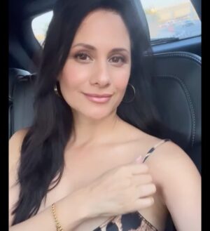 Silvana Arias Instagram - Embrace the beauty of natural makeup this summer ✨ NO to heavy foundation and YES to light concealer in specific areas ☀️ Natural makeup lets your skin breathe while enhancing your features, giving you a glowing, effortless vibe. Want a tutorial of this look? 🫶🏼 For this look I used my #soflypalette from @colourpopcosmetics 💜
#NaturalMakeup #SummerGlow #NoFoundation #BeautyTips #GlowingSkin #EffortlessBeauty #SkinCare #SummerVibes #makeuplover