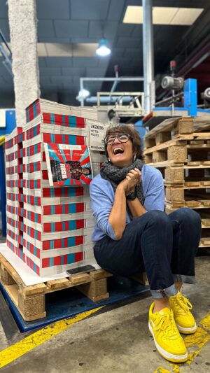 Silvia Abril Instagram - Estoy ayudando en la imprenta para que el libro llegue a las librerías a tiempo y tengáis pérdidas de risa… (como yo). 

¡Qué emoción, qué ganas qué todo! AAAAAAAA!!!

Tenéis el link de preventa en la bio. 😍♥️📚