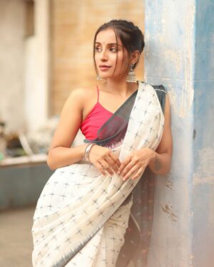 Sindhuja Hari Instagram - 🍃

📷 @sat_narain 
Mua @umamakeoverartistry 
Hair @dhanusha_makeup_artist 
Saree @vastreya_by_ahaarya 
Blouse @_gina_couture 
Earrings @fineshinejewels