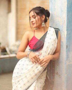 Sindhuja Hari Instagram - 🍃

📷 @sat_narain 
Mua @umamakeoverartistry 
Hair @dhanusha_makeup_artist 
Saree @vastreya_by_ahaarya 
Blouse @_gina_couture 
Earrings @fineshinejewels