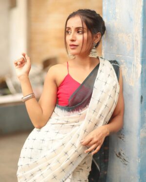 Sindhuja Hari Instagram - 🍃

📷 @sat_narain 
Mua @umamakeoverartistry 
Hair @dhanusha_makeup_artist 
Saree @vastreya_by_ahaarya 
Blouse @_gina_couture 
Earrings @fineshinejewels