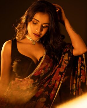 Sindhuja Hari Instagram - ✨

Stylist: @harshikaa.04 
MUAH: @sunita_aji 
Shot by: @gk_.photography._ 
Retouch @retouch_by_gokul 
Jewellery: @new_ideas_fashions