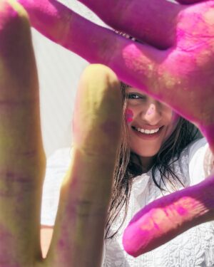 Sonakshi Sinha Instagram - Holi haiiiiiiii!!! Rang barsao, khushiyaan manao!! 
Happy Holi mere doston, from the shoot of Jatadhara 💕

(Comments mein thoda relax karo…@iamzahero mumbai mein hai, aur mein shoot pe hu isiliye saath mein nahi hai…thanda paani dalo sar pe)