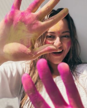 Sonakshi Sinha Instagram - Holi haiiiiiiii!!! Rang barsao, khushiyaan manao!! 
Happy Holi mere doston, from the shoot of Jatadhara 💕

(Comments mein thoda relax karo…@iamzahero mumbai mein hai, aur mein shoot pe hu isiliye saath mein nahi hai…thanda paani dalo sar pe)