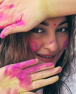 Sonakshi Sinha Instagram - Holi haiiiiiiii!!! Rang barsao, khushiyaan manao!! 
Happy Holi mere doston, from the shoot of Jatadhara 💕

(Comments mein thoda relax karo…@iamzahero mumbai mein hai, aur mein shoot pe hu isiliye saath mein nahi hai…thanda paani dalo sar pe)