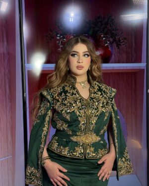 Souhila Ben Lachhab Instagram - اطلالتي من عند حبيبتي @neggafa_de_luxe 😍

Makeup @mkp_sister_goals 😍

Hair @salon_beautedujour 😍

Accessoires @neggafa_de_luxe ✨
Montre @diamond__luxury__ ✨

Taken by @aniaphotographe_16 😍

#souhilabenlachhab #algeria #اللباس_التقليدي_الجزائري_الاصيل #الكراكو #القفطان_الجزائري #سهيلة_بن_لشهب #الجزائر