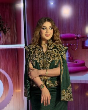 Souhila Ben Lachhab Instagram - اطلالتي من عند حبيبتي @neggafa_de_luxe 😍

Makeup @mkp_sister_goals 😍

Hair @salon_beautedujour 😍

Accessoires @neggafa_de_luxe ✨
Montre @diamond__luxury__ ✨

Taken by @aniaphotographe_16 😍

#souhilabenlachhab #algeria #اللباس_التقليدي_الجزائري_الاصيل #الكراكو #القفطان_الجزائري #سهيلة_بن_لشهب #الجزائر