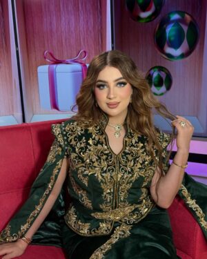 Souhila Ben Lachhab Instagram - اطلالتي من عند حبيبتي @neggafa_de_luxe 😍

Makeup @mkp_sister_goals 😍

Hair @salon_beautedujour 😍

Accessoires @neggafa_de_luxe ✨
Montre @diamond__luxury__ ✨

Taken by @aniaphotographe_16 😍

#souhilabenlachhab #algeria #اللباس_التقليدي_الجزائري_الاصيل #الكراكو #القفطان_الجزائري #سهيلة_بن_لشهب #الجزائر