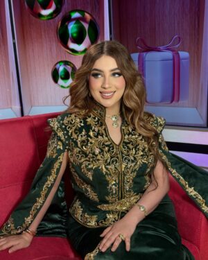 Souhila Ben Lachhab Instagram - اطلالتي من عند حبيبتي @neggafa_de_luxe 😍

Makeup @mkp_sister_goals 😍

Hair @salon_beautedujour 😍

Accessoires @neggafa_de_luxe ✨
Montre @diamond__luxury__ ✨

Taken by @aniaphotographe_16 😍

#souhilabenlachhab #algeria #اللباس_التقليدي_الجزائري_الاصيل #الكراكو #القفطان_الجزائري #سهيلة_بن_لشهب #الجزائر