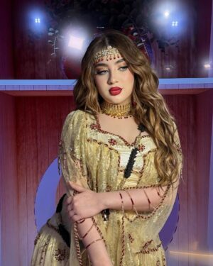 Souhila Ben Lachhab Instagram - عشقي النايلي والنوايل والنايليات بانوا هنا ✨

#اللباس_النايلي_الجزائري من عند @dar_naila_ ❤️

Makeup @mkp_sister_goals ❤️

Hair @salon_beautedujour ❤️

Taken by @aniaphotographe_16 ❤️

#souhilabenlachhab #algeria #سهيلة_بن_لشهب #الجزائر