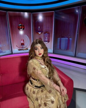 Souhila Ben Lachhab Instagram - عشقي النايلي والنوايل والنايليات بانوا هنا ✨

#اللباس_النايلي_الجزائري من عند @dar_naila_ ❤️

Makeup @mkp_sister_goals ❤️

Hair @salon_beautedujour ❤️

Taken by @aniaphotographe_16 ❤️

#souhilabenlachhab #algeria #سهيلة_بن_لشهب #الجزائر