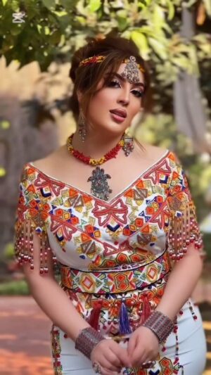 Souhila Ben Lachhab Instagram - للاناقة عنوان @batoul_style 

Makeup & hair by @newsta_center 

Taken by @photographe_by_gousem 

#souhilabenlachhab #سهيلة_بن_لشهب #algeria #الجزائر #اللباس_التقليدي_الجزائري #القفطان_الجزائري #الشاوية #الجبة_القبائلية