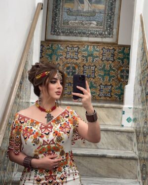 Souhila Ben Lachhab Instagram - اليوم حبيت نشارك اخواننا #العرب بعض من الاجواء البسيطة عندي  في الجزائر 🇩🇿 وحبيت post  اليوم يكون مختلف يحمل ريحة الجزائر و اصالتها ❤️
فيه حلوياتنا لمتنا بيوتنا الي مصنوعه من #الزليج اكسسواراتنا و لباسنا التقليدي مثل القفطان الجزايري وغيره ❤️

طبعا شكر كبير لحبيبتي الي عملتلي الحلويات وكانت فيهم بنة زمااان تستاهل كل الدعم @asum_cake بنت ولايتي #بوسعادة 

وبلا ما ننسو اطلالتنا من عند @batoul_style ❤️

وكاين اكسسوار عملته ليا امي حبيبتي @accessoires_ag09 ❤️💕

#اللباس_التقليدي_الجزائري_الاصيل #سهيلة_بن_لشهب #الجزائر #souhilabenlachhab #algeria #القفطان_الجزائري