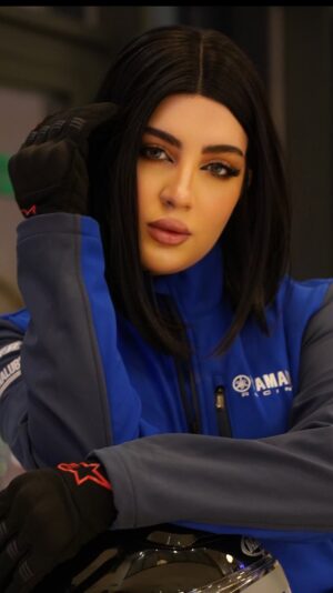 Souhila Ben Lachhab Instagram - بعد 50 سنة انقطاع ماركة gbm عن الشعب تصبح ماركة جد ثمينة ولا يملكها الا  الأمراء واصحاب المناصب والنفوذ  تخترق فنانتنا الزمن  ترجع لسنة 2025  تسرق المستحضرات لتحط زينتها وتخرج  بلوك آخر 
فكرة فاقت الخيال 👌👌👌
تصوير المبدع  @brothers7__photography .بتقنية 3D
الممثلة والفنانة @souhilaofficial 
تمثيل دور ثانوي @ily_bruneey 
فساتين الجميلة من @nounou_shop_staoueli 
الشعر المستعار من @sh_cosmetics2 
العمل كفريق يزيدك نجاح فلا تقلق 👏👏