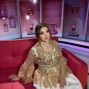 Souhila Ben Lachhab Instagram - يلا يا ولاد العاصمة ولاد الهمة و الشان بانوا 💕✨

الغليلة العاصمية من عند حبيبتي @neggafa_de_luxe 

Makeup @mkp_sister_goals 

Hair @salon_beautedujour 

Accessoires @neggafa_de_luxe 

#souhilabenlachhab #algeria #سهيلة_بن_لشهب #الجزائر #اللباس_التقليدي_الجزائري