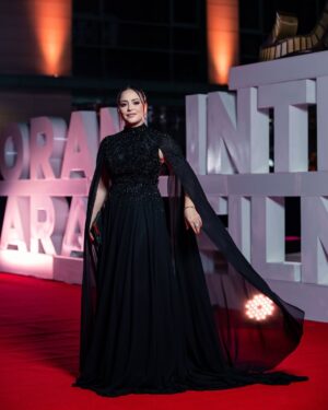 Souhila Mallem Instagram - عشنا الفن السابع لأيام مع الحباب ما بين أفلام ، مناقشات ، لقاءات تخص السينما عامة و السينما الجزائرية خاصة من قاعات الباهية وهران 
ها هي العائلة السينمائية تودع مهرجان وهران الدولي للفيلم العربي ، فخورة بكل واحد شارك في نجاح الدورة الثانية عشر 
شكر خاص لوزيرة الثقافة الدكتورة صورية مولوجي و محافظ المهرجان الفنان عبد القادر جريو على اعادة احياء مهرجان عزيز على قلوبنا 🇩🇿
الجمهور الوهراني الرائع نلتقي السنة القادمة 🎞️ 
نبغيكم ❤️ 
@oranfestivaldz 🎬
@fouzichekroun @feemina_robes 💃
@salon_mariloussa💄
@barbaric.studios 🛠️
@keeponrizing ✊🏽
#souhilamallem #Oran