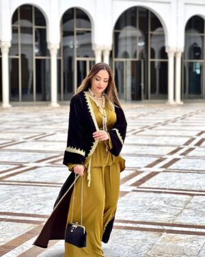 Souhila Mallem Instagram - بمبادرة كريمة من طرف وزيرة الثقافة والفنون السيدة "صورية مولوجي" ، سعدت بحضور الحفل الجميل التي نظمته على شرف الفنانات و الفنانين الجزائريين من مختلف ربوع الوطن، كانت لمة رائعة، شكرًا لك سيدتي الراقية ✨🥰
