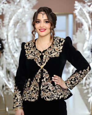Souhila Mallem Instagram - L’un des jours que j’attendais depuis si longtemps. Quelle bonheur pour moi, et toute la famille, de te voir briller en ce jour. Que Dieu le tout puissant t’accorde l’apaisement et la joie, ainsi qu’une belle et pieuse descendance pour toi, et ton beau mari Mehdi. Je t’aime ma soeur Sabrina 🥰🤗❤️

Robe : @la.belle.mariee_dz 
Music & organisation : @djhh19 
Karako : @creation.lylena 
Makeup : @linstantmakeupfh & @salon_eden_hydra_ 
Wedding planner : @rachida_organisatrice_officiel 
Singer : @randadjemmal & Mustafa Mahfoud
Accessories : @bijoux.muse 
Bakery : @patisserie_djeddi @patisserieleparfaitsetif 
Deco : @traiteurelbenna & @kiik_events 
Hair : @salon_eden_hydra_ 
Content : @ml_bek   @lasousse_shots