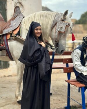 Souhila Mallem Instagram - أخو البنات تجربة أخرى مغامرة جميلة تعلمت منها الكثير، أتقدم بالشكر لكل من ساهم في إنجاز هذا العمل من فنانين وتقنيين، شكر خاص للفنان المتألق عبد القادر جريو الذي قام بإخراج هذه السلسلة، وألف شكر للجمهور الجميل الرائع على الحب، الدعم والتشجيع، سنحاول دائما تقديم لكم الأفضل، دمتم أوفياء، أحبكم 😘❤️ 
#souhilamallem