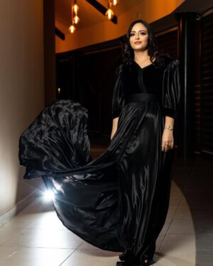 Souhila Mallem Instagram - Ready for a wonderful wedding! 
💃✨🔥 
Félicitations à vous mes chers Yanis & Ines. Je vous souhaite tout le bonheur du monde 🫶🏻 #Mabrouk 🤲🏻🙌

💃 @maison_sarmana 
💄 @institutmanel 
📸 @haiderayoub 
🦁 @keeponrizing