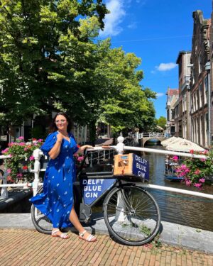 Souhila Mallem Instagram - Voir la vie en Bleue… À Delft 💙💙💙
Rabi hfadkoum mes cheries 🤲🏻🫶🏻😘

#DelftBlue #Delft #SouhilaMallem #visitholland 

🕶️ @eyewearalgerie 
💃 @houseofgypsy__