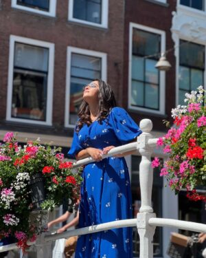 Souhila Mallem Instagram - Voir la vie en Bleue… À Delft 💙💙💙
Rabi hfadkoum mes cheries 🤲🏻🫶🏻😘

#DelftBlue #Delft #SouhilaMallem #visitholland 

🕶️ @eyewearalgerie 
💃 @houseofgypsy__