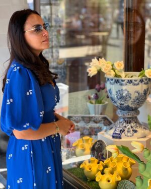 Souhila Mallem Instagram - Voir la vie en Bleue… À Delft 💙💙💙
Rabi hfadkoum mes cheries 🤲🏻🫶🏻😘

#DelftBlue #Delft #SouhilaMallem #visitholland 

🕶️ @eyewearalgerie 
💃 @houseofgypsy__
