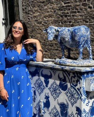 Souhila Mallem Instagram - Voir la vie en Bleue… À Delft 💙💙💙
Rabi hfadkoum mes cheries 🤲🏻🫶🏻😘

#DelftBlue #Delft #SouhilaMallem #visitholland 

🕶️ @eyewearalgerie 
💃 @houseofgypsy__