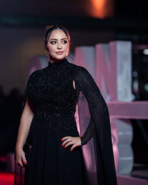 Souhila Mallem Instagram - عشنا الفن السابع لأيام مع الحباب ما بين أفلام ، مناقشات ، لقاءات تخص السينما عامة و السينما الجزائرية خاصة من قاعات الباهية وهران 
ها هي العائلة السينمائية تودع مهرجان وهران الدولي للفيلم العربي ، فخورة بكل واحد شارك في نجاح الدورة الثانية عشر 
شكر خاص لوزيرة الثقافة الدكتورة صورية مولوجي و محافظ المهرجان الفنان عبد القادر جريو على اعادة احياء مهرجان عزيز على قلوبنا 🇩🇿
الجمهور الوهراني الرائع نلتقي السنة القادمة 🎞️ 
نبغيكم ❤️ 
@oranfestivaldz 🎬
@fouzichekroun @feemina_robes 💃
@salon_mariloussa💄
@barbaric.studios 🛠️
@keeponrizing ✊🏽
#souhilamallem #Oran