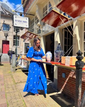 Souhila Mallem Instagram - Voir la vie en Bleue… À Delft 💙💙💙
Rabi hfadkoum mes cheries 🤲🏻🫶🏻😘

#DelftBlue #Delft #SouhilaMallem #visitholland 

🕶️ @eyewearalgerie 
💃 @houseofgypsy__