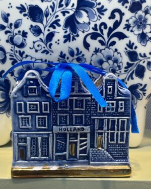 Souhila Mallem Instagram - Voir la vie en Bleue… À Delft 💙💙💙
Rabi hfadkoum mes cheries 🤲🏻🫶🏻😘

#DelftBlue #Delft #SouhilaMallem #visitholland 

🕶️ @eyewearalgerie 
💃 @houseofgypsy__