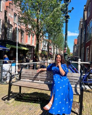 Souhila Mallem Instagram - Voir la vie en Bleue… À Delft 💙💙💙
Rabi hfadkoum mes cheries 🤲🏻🫶🏻😘

#DelftBlue #Delft #SouhilaMallem #visitholland 

🕶️ @eyewearalgerie 
💃 @houseofgypsy__