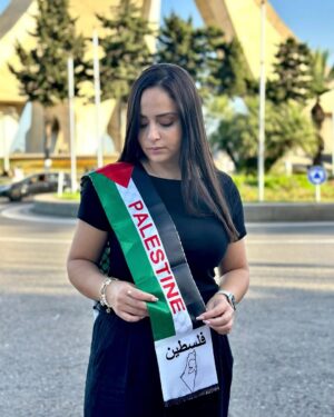 Souhila Mallem Instagram - نطالب المجتمع الدولي  بالتدخل العاجل لايجاد الحل الدائم للقضية الفلسطينية.
نحن لم نعُد نتحمل  رؤية معاناة الشعب الفلسطيني وكل الشعوب الأخرى المساندة له ، حان الوقت لأن ينعم هذا الشعب بالسلام ، وهذا السلام لن يتحقق الا بانهاء الاحتلال واحترام حق الشعب الفلسطيني في الحرية والاستقلال. 
‏🇩🇿🇵🇸🇩🇿🇵🇸✊🏽🤲🏻