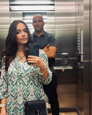 Souhila Mallem Instagram - شكرا #قطر، كنت فخرا للعرب، مونديال ناجح بامتياز بشهادة الجميع ، نسخة استثنائية ابهرت فيها العالم ، تنظيم متميز، كان في أعلى مستوى، زوار قدموا من كل أنحاء العالم شهدوا عادات و تقاليد بلد عربي أصيل، في قطر عشت تجربة أخرى في اكبر تظاهرة كروية، شهدت فيها ثقافة بلد، و ثقافات متعددة، شخصيات حضرت كانت عند الموعد، و قطر وفت بوعدها، كانت الجزائر غائبة ولكن كانت حاضرة مساندة، شكرا على هذه الدعوة التي خصني بها وكيل اعمالي حسان قديورة ، و كل من كان سببا في تواجدي في قطر العرب التي رفعت سقف التميز و الابداع و العاقبة لبلدي الحبيب و لما لا التواجد في مونديال 2026 

#souhilamallem 
@onfiresports 
@sheikh.fc 
@barbaric.studios