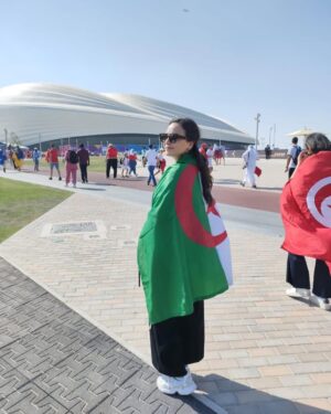 Souhila Mallem Instagram - شكرا #قطر، كنت فخرا للعرب، مونديال ناجح بامتياز بشهادة الجميع ، نسخة استثنائية ابهرت فيها العالم ، تنظيم متميز، كان في أعلى مستوى، زوار قدموا من كل أنحاء العالم شهدوا عادات و تقاليد بلد عربي أصيل، في قطر عشت تجربة أخرى في اكبر تظاهرة كروية، شهدت فيها ثقافة بلد، و ثقافات متعددة، شخصيات حضرت كانت عند الموعد، و قطر وفت بوعدها، كانت الجزائر غائبة ولكن كانت حاضرة مساندة، شكرا على هذه الدعوة التي خصني بها وكيل اعمالي حسان قديورة ، و كل من كان سببا في تواجدي في قطر العرب التي رفعت سقف التميز و الابداع و العاقبة لبلدي الحبيب و لما لا التواجد في مونديال 2026 

#souhilamallem 
@onfiresports 
@sheikh.fc 
@barbaric.studios