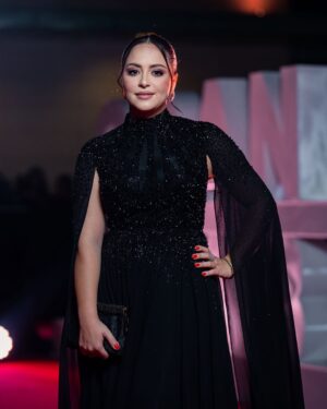 Souhila Mallem Instagram - عشنا الفن السابع لأيام مع الحباب ما بين أفلام ، مناقشات ، لقاءات تخص السينما عامة و السينما الجزائرية خاصة من قاعات الباهية وهران 
ها هي العائلة السينمائية تودع مهرجان وهران الدولي للفيلم العربي ، فخورة بكل واحد شارك في نجاح الدورة الثانية عشر 
شكر خاص لوزيرة الثقافة الدكتورة صورية مولوجي و محافظ المهرجان الفنان عبد القادر جريو على اعادة احياء مهرجان عزيز على قلوبنا 🇩🇿
الجمهور الوهراني الرائع نلتقي السنة القادمة 🎞️ 
نبغيكم ❤️ 
@oranfestivaldz 🎬
@fouzichekroun @feemina_robes 💃
@salon_mariloussa💄
@barbaric.studios 🛠️
@keeponrizing ✊🏽
#souhilamallem #Oran