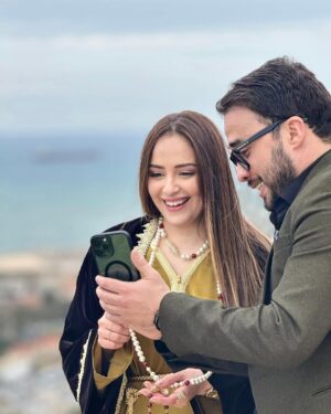 Souhila Mallem Instagram - بمبادرة كريمة من طرف وزيرة الثقافة والفنون السيدة "صورية مولوجي" ، سعدت بحضور الحفل الجميل التي نظمته على شرف الفنانات و الفنانين الجزائريين من مختلف ربوع الوطن، كانت لمة رائعة، شكرًا لك سيدتي الراقية ✨🥰