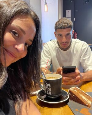 Souhila Mallem Instagram - Face à la perte immense d’un être cher, aucun mot ne peut exprimer la peine et la douleur que l’on ressent, mon petit frère “Arslane Guedioura ”, mon confident, tu étais une personne exceptionnelle, Tu es parti avant nous, bien trop tôt, et tu nous rappelles qu’ici-bas, notre vie est peu de chose. Je suis triste et abattue au même temps très heureuse et honorée d’avoir partagée avec toi une partie de ta vie. Toi qui avais l’art de bien parler, l’art de bien écouter, l’art de bien jouer, l’art de cultiver l’amitié, la fraternité et la bonne humeur, tu rendais tous ces moments joyeux et uniques par ta bonté, ta générosité, ta fidélité, ta sagesse, ta gentillesse, ton amour, ton affection, ta sensibilité, resteront gravés dans mon cœur à tout jamais.
 
Ton départ va laissé un vide immense dans mon coeur et celui de toutes personnes qui t’ont connues, mes plus sincères condoléances à ton papa, ta maman, tes frères et tous les membres de la famille, que dieu nous donne la force et le courage pour surmonter cette terrible épreuve. 🤲🏻
 
Merci de m’avoir appris beaucoup de choses dans la vie, Tu vas me manquer énormément, Je te souhaite de reposer en paix mon cher petit frère, je t’aimais, je t’aime et je t’aimerai pour toujours “Slano” ❤️🕊😭 اللهم ارحمه برحمتك الواسعة يا رب، إنا لله وإنا إليه راجعون 🙏🏻