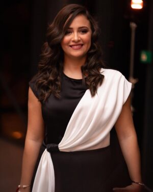 Souhila Mallem Instagram - هي تظاهرة دولية للأيام السينمائية بمدينة لها تاريخ و حضارة ولاية سطيف، هي الطبعة الرابعة للفيلم القصير التي عرفت تواجد دول فلسطين، مصر، تونس و الجزائر من خلال اعمال مميزة تتنافس من اجل التتويج، رغم أن الجميع متوج و فائز ، تظاهرة فنية ثقافية جمعت بين اعمال مختلفة و متنوعة بمشاركة فنانين بارزين و حضور مميز للجمهور الوفي و المحب للسينما و الفن.
تحية خاصة و من القلب خالصة لكل المساهمين في إنجاح هذه الطبعة التي تعد مكسبا للمدينة على امل استمرارها و دوامها، و نتمنى أن تكون هناك قاعات سينما تحتضن عشاق هذا الفن.
و لتحيا دائما السينما الجزائرية وليحيا الفن.
@jci_setif_officiel