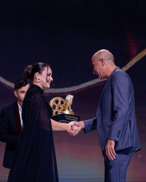 Souhila Mallem Instagram - عشنا الفن السابع لأيام مع الحباب ما بين أفلام ، مناقشات ، لقاءات تخص السينما عامة و السينما الجزائرية خاصة من قاعات الباهية وهران 
ها هي العائلة السينمائية تودع مهرجان وهران الدولي للفيلم العربي ، فخورة بكل واحد شارك في نجاح الدورة الثانية عشر 
شكر خاص لوزيرة الثقافة الدكتورة صورية مولوجي و محافظ المهرجان الفنان عبد القادر جريو على اعادة احياء مهرجان عزيز على قلوبنا 🇩🇿
الجمهور الوهراني الرائع نلتقي السنة القادمة 🎞️ 
نبغيكم ❤️ 
@oranfestivaldz 🎬
@fouzichekroun @feemina_robes 💃
@salon_mariloussa💄
@barbaric.studios 🛠️
@keeponrizing ✊🏽
#souhilamallem #Oran