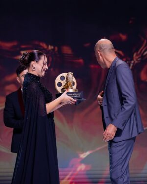 Souhila Mallem Instagram - عشنا الفن السابع لأيام مع الحباب ما بين أفلام ، مناقشات ، لقاءات تخص السينما عامة و السينما الجزائرية خاصة من قاعات الباهية وهران 
ها هي العائلة السينمائية تودع مهرجان وهران الدولي للفيلم العربي ، فخورة بكل واحد شارك في نجاح الدورة الثانية عشر 
شكر خاص لوزيرة الثقافة الدكتورة صورية مولوجي و محافظ المهرجان الفنان عبد القادر جريو على اعادة احياء مهرجان عزيز على قلوبنا 🇩🇿
الجمهور الوهراني الرائع نلتقي السنة القادمة 🎞️ 
نبغيكم ❤️ 
@oranfestivaldz 🎬
@fouzichekroun @feemina_robes 💃
@salon_mariloussa💄
@barbaric.studios 🛠️
@keeponrizing ✊🏽
#souhilamallem #Oran