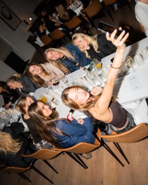 Stefania Liberakakis Instagram - Gisteravond een top dinner gehad met deze leuke meiden🤍

Thanks @zadigvoltaire @it_agency for the invite🤍

 #dinner
 #girsnight 
 #zadigetvoltaire