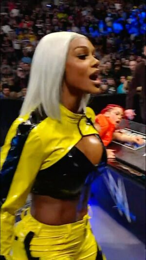 Stephanie Bell Instagram - @jadecargill isn’t gonna let Naomi keep getting away with this 😡 #SmackDown
