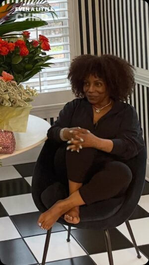 Stephanie Mills Instagram - I love this pic of me no make up just chilling. 💛💚💛💚