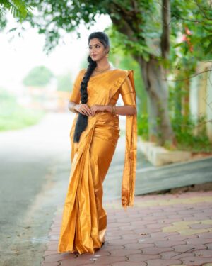 SubhaLakshmi R Instagram - ✨♥️தமிழ் மகனின் 💎பொன்னே சிலையே👑✨

#homely#look#vintagestyle#kerala#mallugram#photogram#like#comment#share#subinairr#fyp @subi_nairr